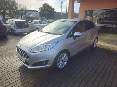 Ford Fiesta 2015 - 9990 EUR, 120400 km - AUTO.MOTO.pt - 120400km - foto 3 de 12