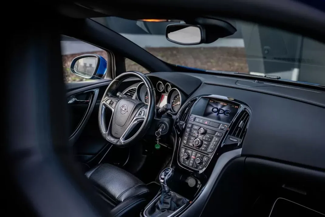 Opel Astra GTC 2013 - 23500 EUR, 109000 km - AUTO.MOTO.pt - 109000km - foto 40 de 47