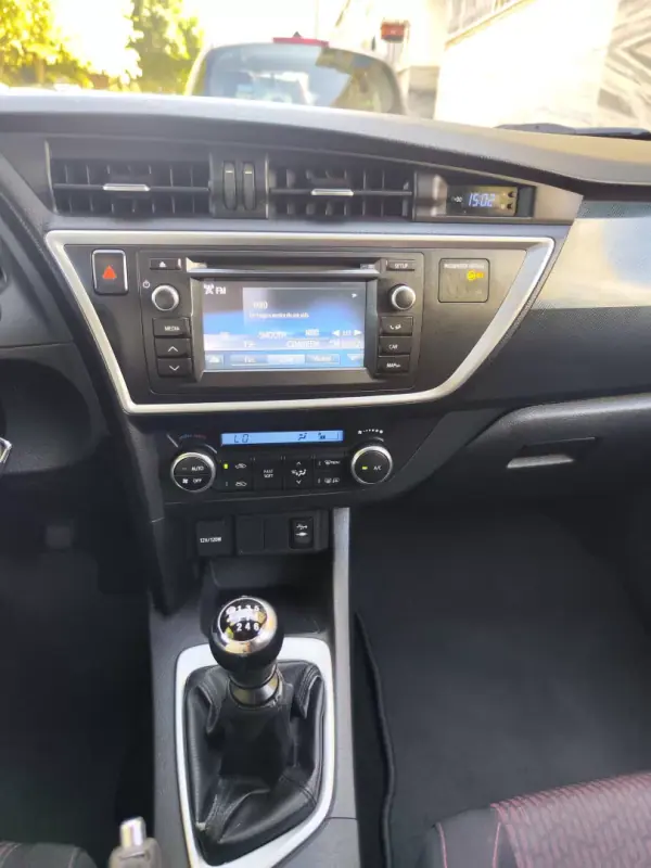 Toyota Auris Touring Sports 2015 - 11480 EUR, 229000 km - AUTO.MOTO.pt - 229000km - foto 32 de 39