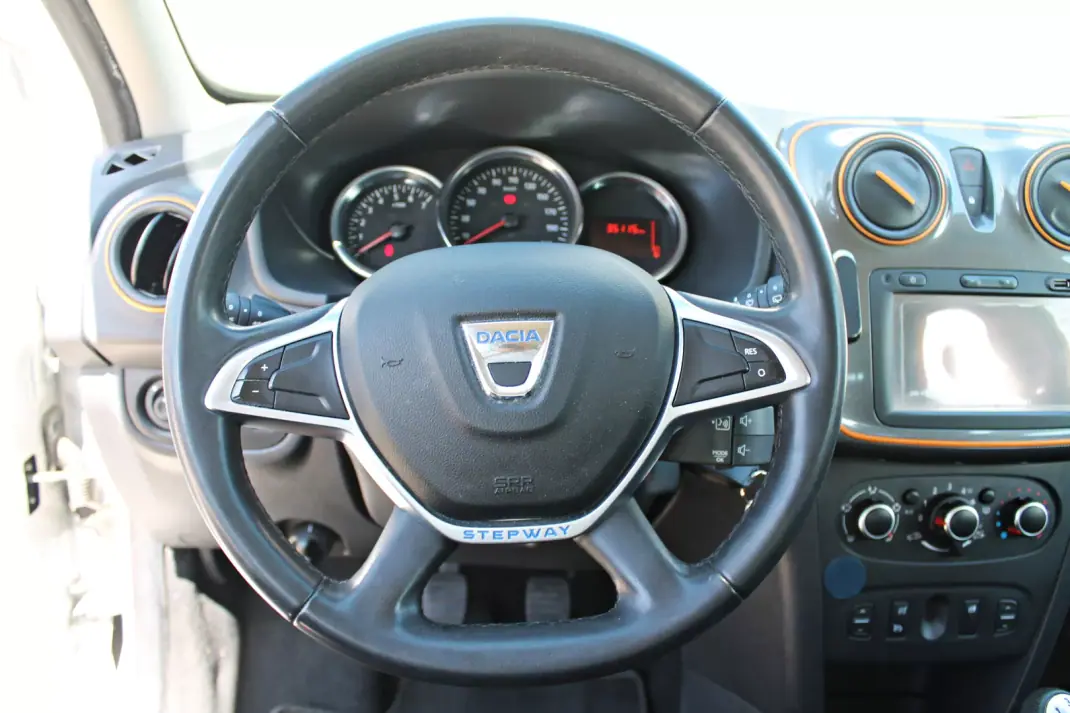 Dacia Sandero 2018 - 10400 EUR, 35110 km - AUTO.MOTO.pt - 35110km - foto 19 de 24