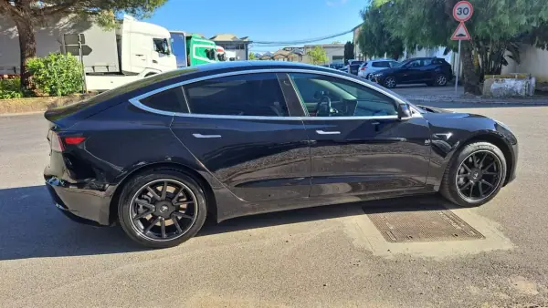 Tesla Model 3 2019 - 22500 EUR, 113000 km - AUTO.MOTO.pt - 113000km - foto 18 de 53