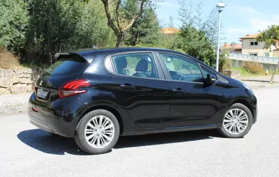 Peugeot 208 2018 - 9990 EUR, 109000 km - AUTO.MOTO.pt - 109000km - foto 6 de 27