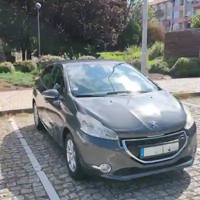 Peugeot 208 2014 - 6500 EUR, 255000 km - AUTO.MOTO.pt - 255000km - foto 4 de 11