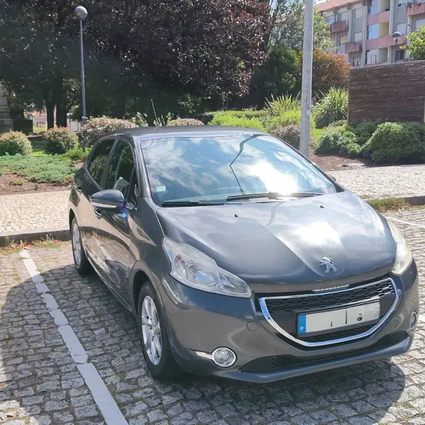 Peugeot 208 2014 - 6500 EUR, 255000 km - AUTO.MOTO.pt - 255000km - foto 4 de 11