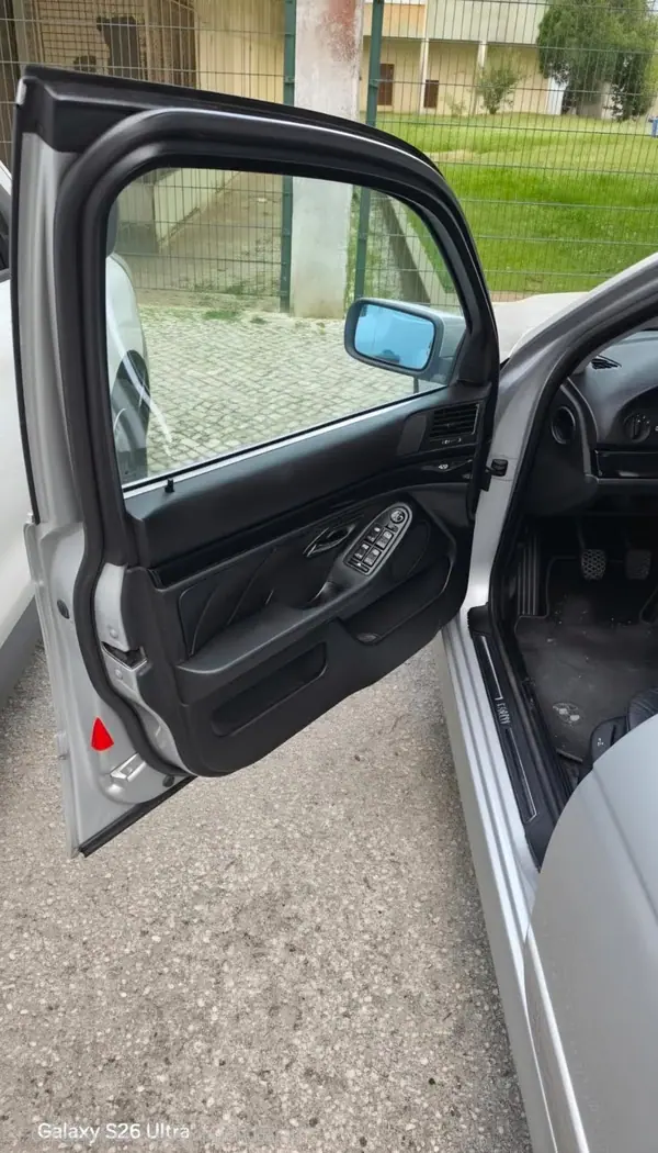 BMW 520 2003 - 4500 EUR, 300000 km - AUTO.MOTO.pt - 300000km - foto 15 de 23