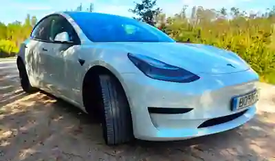 Tesla Model 3 2020 - 22900 EUR, 111000 km - AUTO.MOTO.pt - 111000km - foto 5 de 14