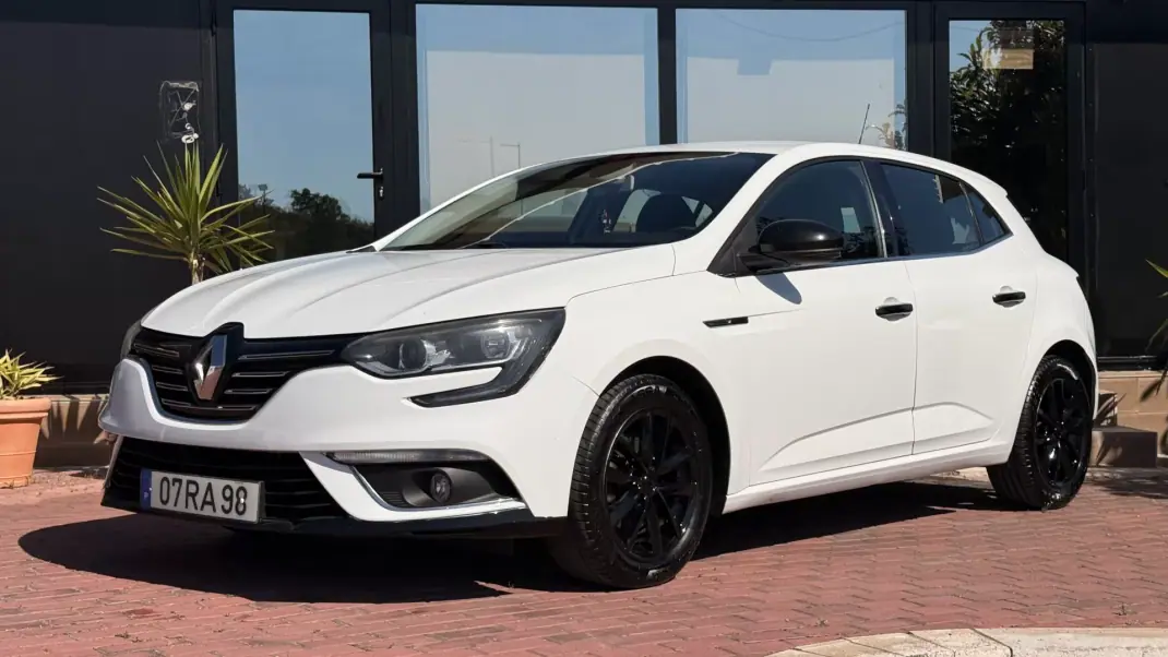 Renault Mégane 2016 - 8990 EUR, 208000 km - AUTO.MOTO.pt - 208000km - foto 13 de 27