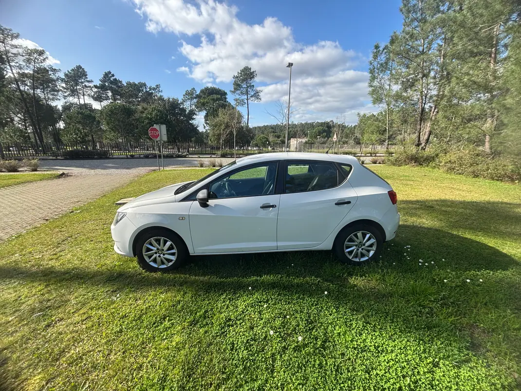 SEAT Ibiza 2016 - 10500 EUR, 104000 km - AUTO.MOTO.pt - 104000km - foto 3 de 9