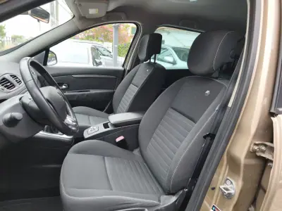 Renault Scénic 2015 - 9900 EUR, 175000 km - AUTO.MOTO.pt - 175000km - foto 6 de 11
