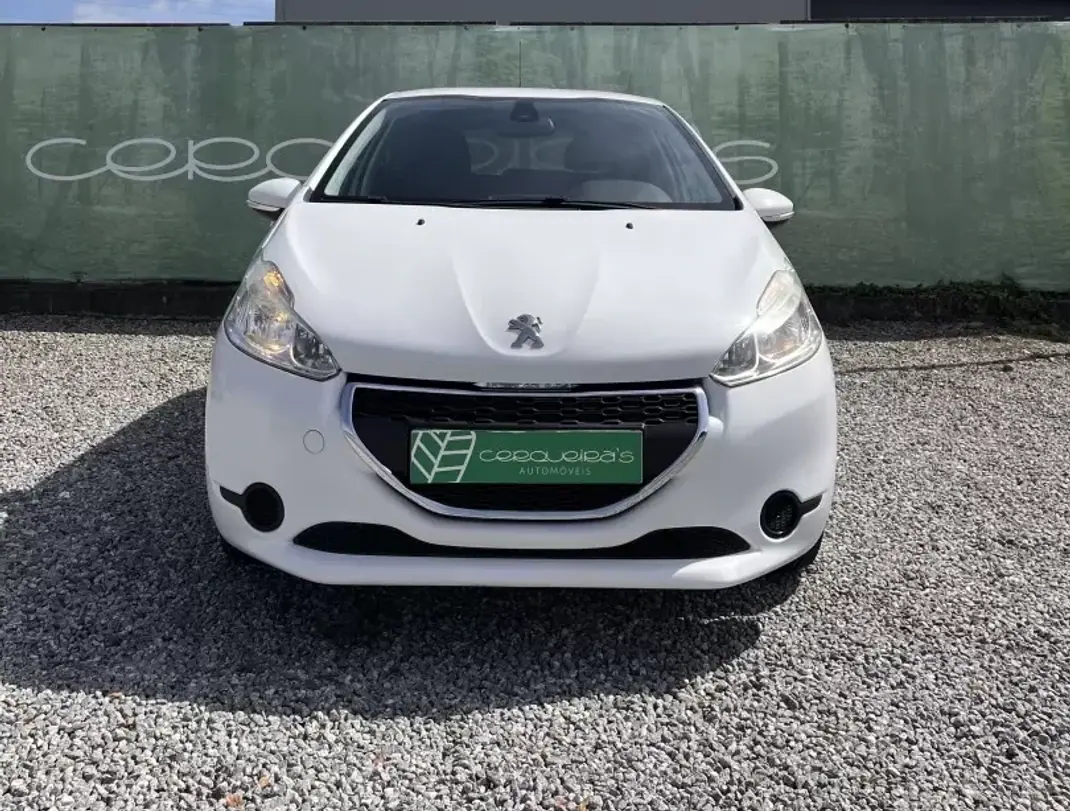 Peugeot 208 2015 - 7250 EUR, 84100 km - AUTO.MOTO.pt - 84100km - foto 1 de 19