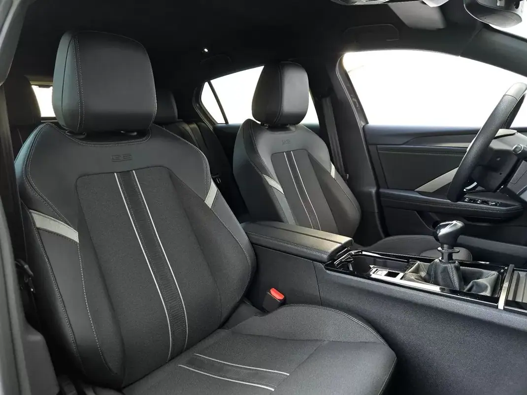 Opel Astra 2023 - 19900 EUR, 16940 km - AUTO.MOTO.pt - 16940km - foto 31 de 39