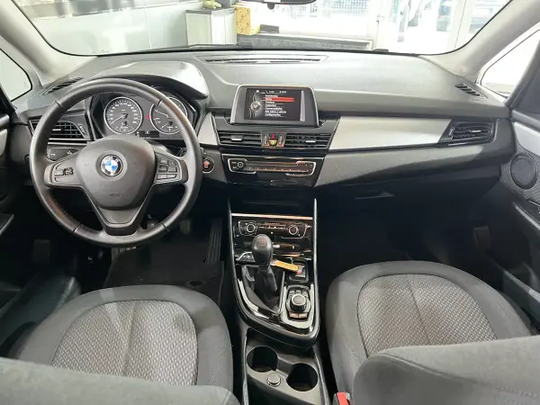 BMW 214 Active Tourer 2017 - 15600 EUR, 98526 km - AUTO.MOTO.pt - 98526km - foto 10 de 21