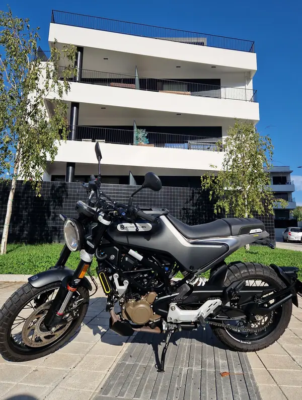 Husqvarna Svartpilen 125 2024 Gasolina — 4 741 km · Porto Husqvarna Svartpilen 125 2024