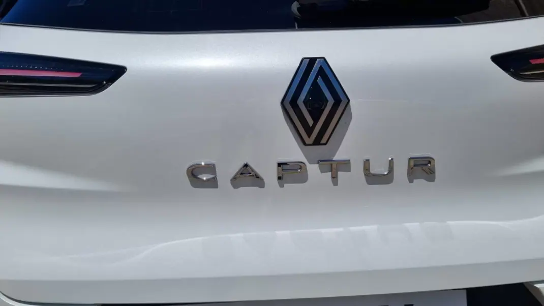 Renault Captur 2025 - 24000 EUR, 10335 km - AUTO.MOTO.pt - 10335km - foto 6 de 36