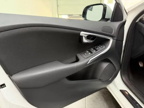 Volvo V40 2014 - 10990 EUR, 187000 km - AUTO.MOTO.pt - 187000km - foto 14 de 21