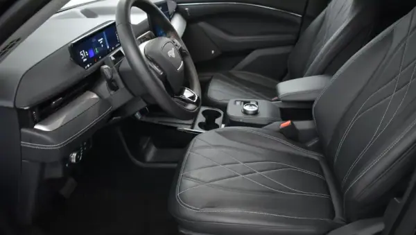Ford Mustang Mach-E 2022 - 29000 EUR, 28000 km - AUTO.MOTO.pt - 28000km - foto 9 de 10