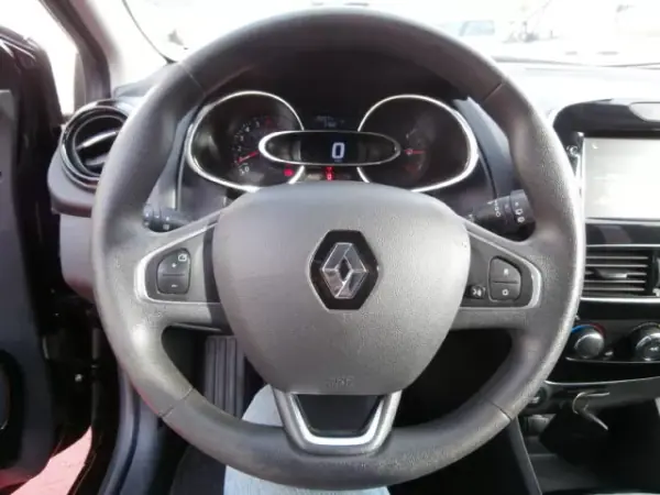 Renault Clio Sport Tourer 2019 - 10600 EUR, 193571 km - AUTO.MOTO.pt - 193571km - foto 16 de 29