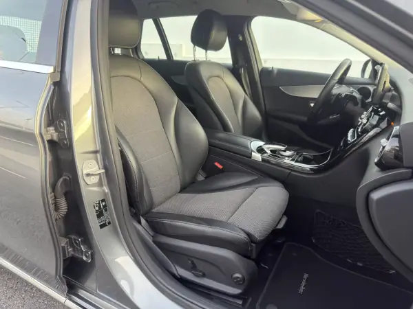 Mercedes-Benz C 250 2018 - 24500 EUR, 173000 km - AUTO.MOTO.pt - 173000km - foto 9 de 21