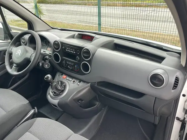 Citroën Berlingo 1.6 HDi Longa 2019 - 11750 EUR, 106000 km - AUTO.MOTO.pt - 106000km - foto 20 de 30