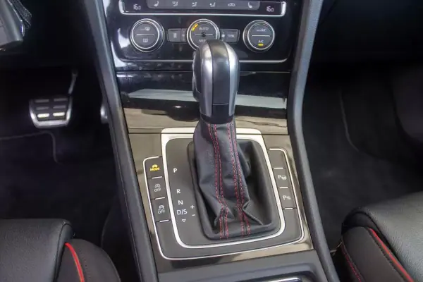 Volkswagen Golf 2019 - 23900 EUR, 105500 km - AUTO.MOTO.pt - 105500km - foto 17 de 18