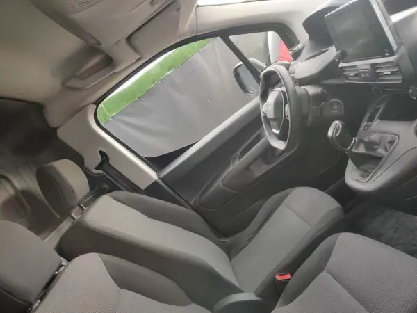 Peugeot Partner 1.5 HDI 3L 2020 - 10999 EUR, 100000 km - AUTO.MOTO.pt - 100000km - foto 6 de 6