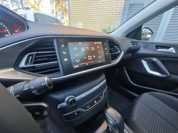 Peugeot 308 SW 2019 - 12990 EUR, 133000 km - AUTO.MOTO.pt - 133000km - foto 13 de 13