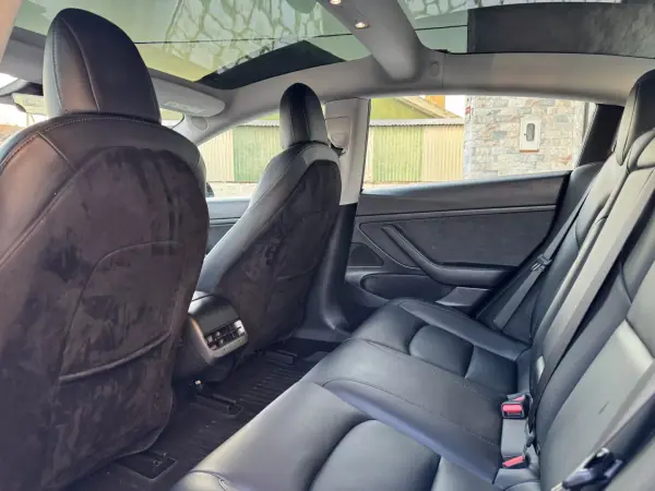 Tesla Model 3 2021 - 26500 EUR, 105000 km - AUTO.MOTO.pt - 105000km - foto 15 de 37