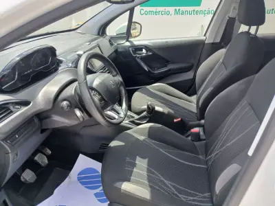 Peugeot 208 2014 - 7350 EUR, 85491 km - AUTO.MOTO.pt - 85491km - foto 14 de 25