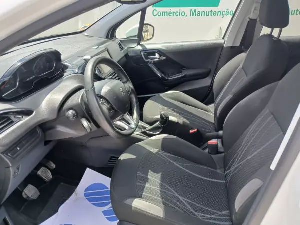 Peugeot 208 2014 - 7350 EUR, 85491 km - AUTO.MOTO.pt - 85491km - foto 14 de 25