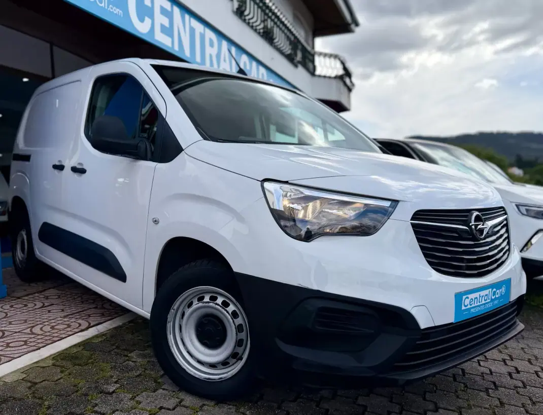Opel COMBO 2024 - 15950 EUR, 90000 km - AUTO.MOTO.pt - 90000km - foto 1 de 23