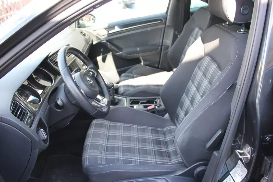 Volkswagen Golf 2015 - 18500 EUR, 230100 km - AUTO.MOTO.pt - 230100km - foto 10 de 19