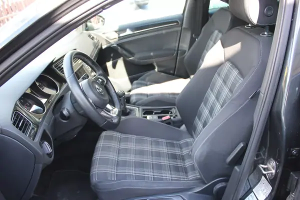 Volkswagen Golf 2015 - 18500 EUR, 230100 km - AUTO.MOTO.pt - 230100km - foto 10 de 19