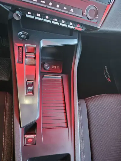 Peugeot 308 SW 2023 - 15750 EUR, 97000 km - AUTO.MOTO.pt - 97000km - foto 10 de 15