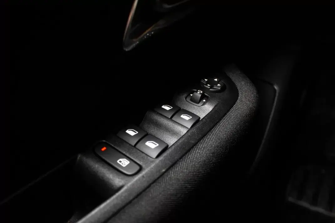 Peugeot e-208 2023 - 17800 EUR, 18457 km - AUTO.MOTO.pt - 18457km - foto 20 de 41