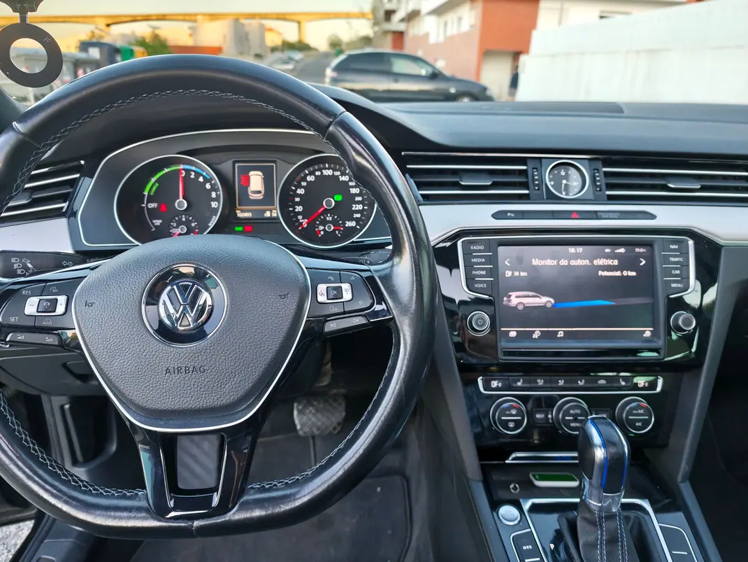 Volkswagen Passat Variant 2015 - 15500 EUR, 166000 km - 166000km - foto 5 de 12