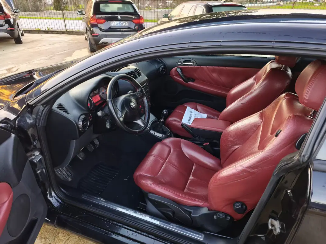Alfa Romeo GT 2009 - 8990 EUR, 290000 km - AUTO.MOTO.pt - 290000km - foto 11 de 22
