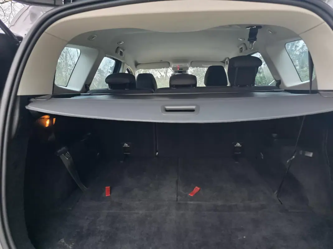 Renault Grand Scénic 2017 - 12750 EUR, 320000 km - AUTO.MOTO.pt - 320000km - foto 25 de 40