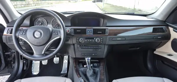 BMW 320 2010 - 14500 EUR, 268000 km - AUTO.MOTO.pt - 268000km - foto 8 de 23