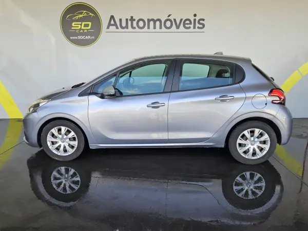 Peugeot 208 2019 - 11750 EUR, 180000 km - AUTO.MOTO.pt - 180000km - foto 2 de 10