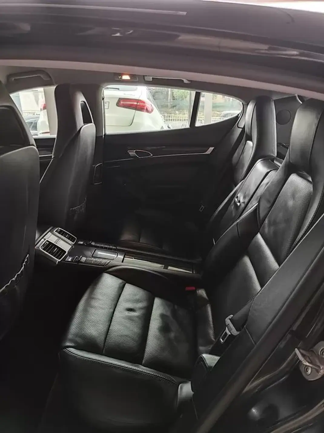 Porsche Panamera 2011 - 37500 EUR, 129500 km - AUTO.MOTO.pt - 129500km - foto 14 de 38