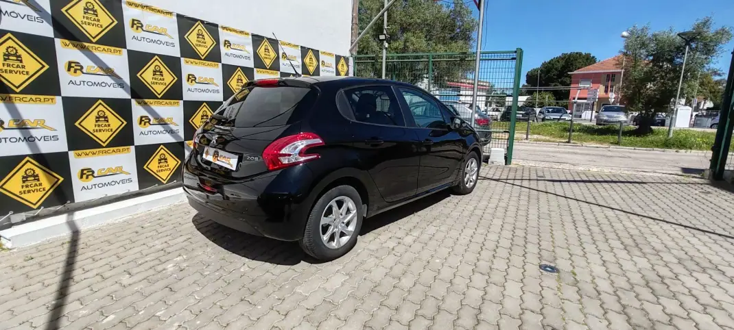 Peugeot 208 2014 - 11900 EUR, 193379 km - 193379km - foto 3 de 23
