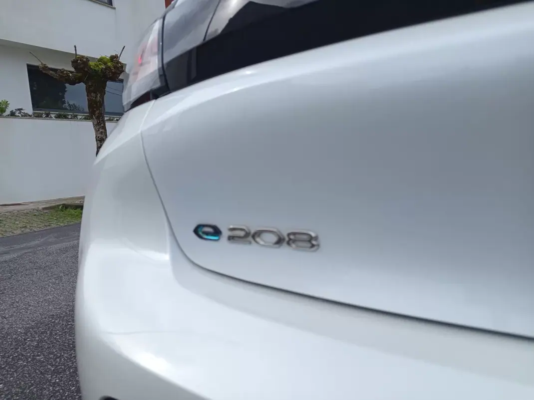 Peugeot e-208 2021 - 14490 EUR, 57700 km - AUTO.MOTO.pt - 57700km - foto 9 de 17