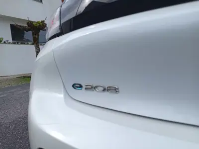 Peugeot e-208 2021 - 14490 EUR, 57700 km - AUTO.MOTO.pt - 57700km - foto 9 de 17