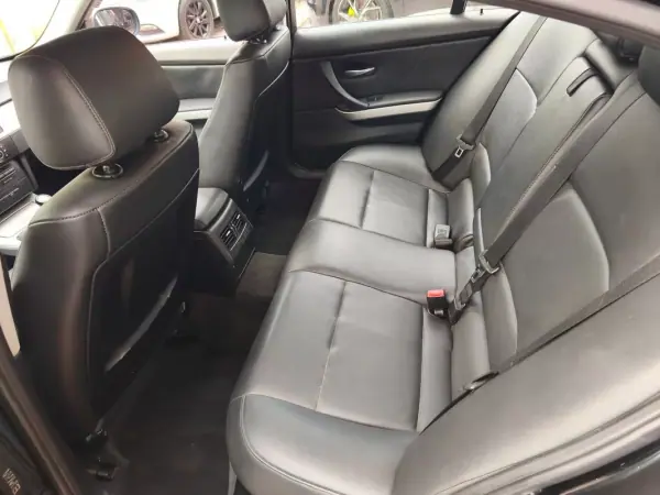 BMW 318 2010 - 8900 EUR, 360000 km - AUTO.MOTO.pt - 360000km - foto 17 de 27