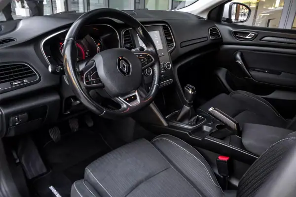 Renault Mégane 2019 - 9870 EUR, 301536 km - AUTO.MOTO.pt - 301536km - foto 23 de 38