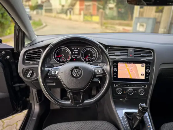 Volkswagen Golf Variant 2019 - 13590 EUR, 180000 km - AUTO.MOTO.pt - 180000km - foto 6 de 12