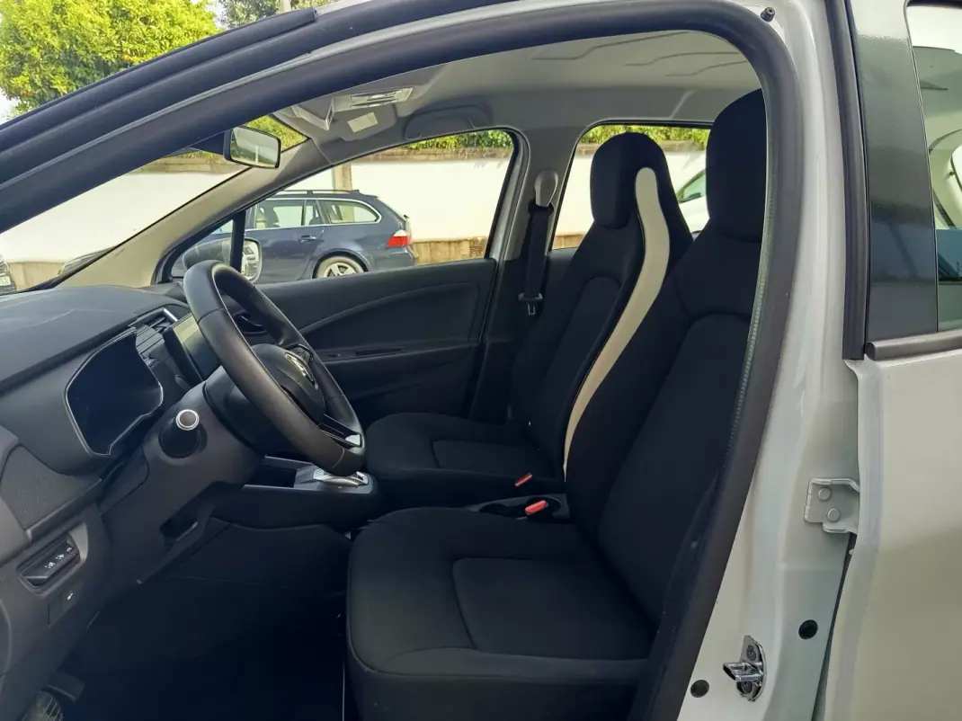 Renault Zoe 2020 - 13990 EUR, 24000 km - AUTO.MOTO.pt - 24000km - foto 10 de 17