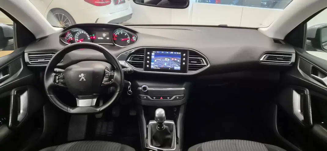 Peugeot 308 SW 2016 - 9490 EUR, 123000 km - AUTO.MOTO.pt - 123000km - foto 16 de 27