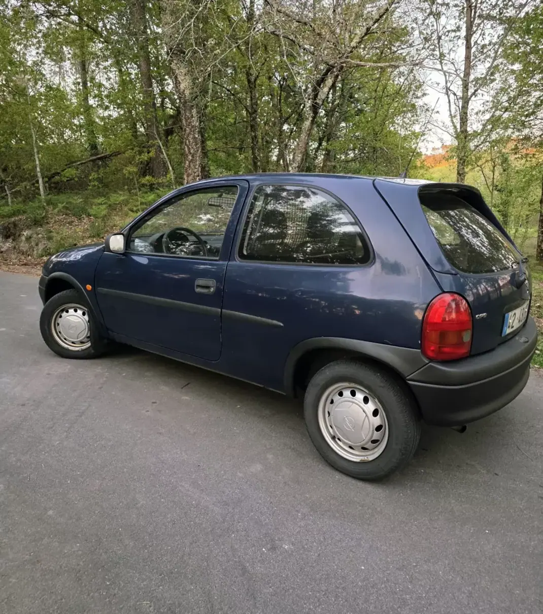 Opel Corsa 1997 - 1500 EUR, 263600 km - AUTO.MOTO.pt - 263600km - foto 11 de 18