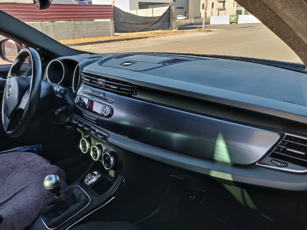 Alfa Romeo Giulietta 2013 - 17000 EUR, 107500 km - AUTO.MOTO.pt - 107500km - foto 8 de 10
